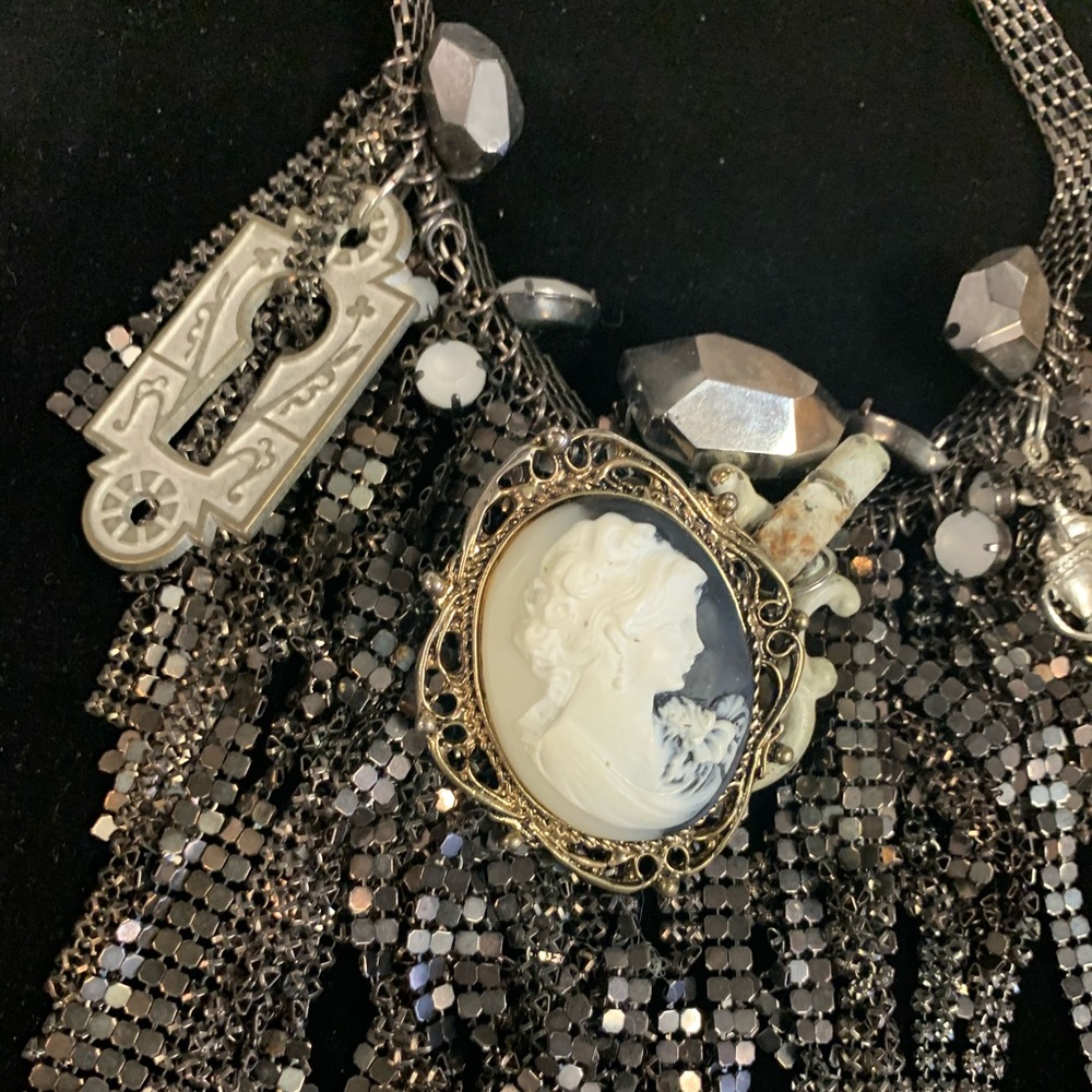 🧟‍♀️ Alice in wonderland Secret Garden necklace - Picture 2 of 4